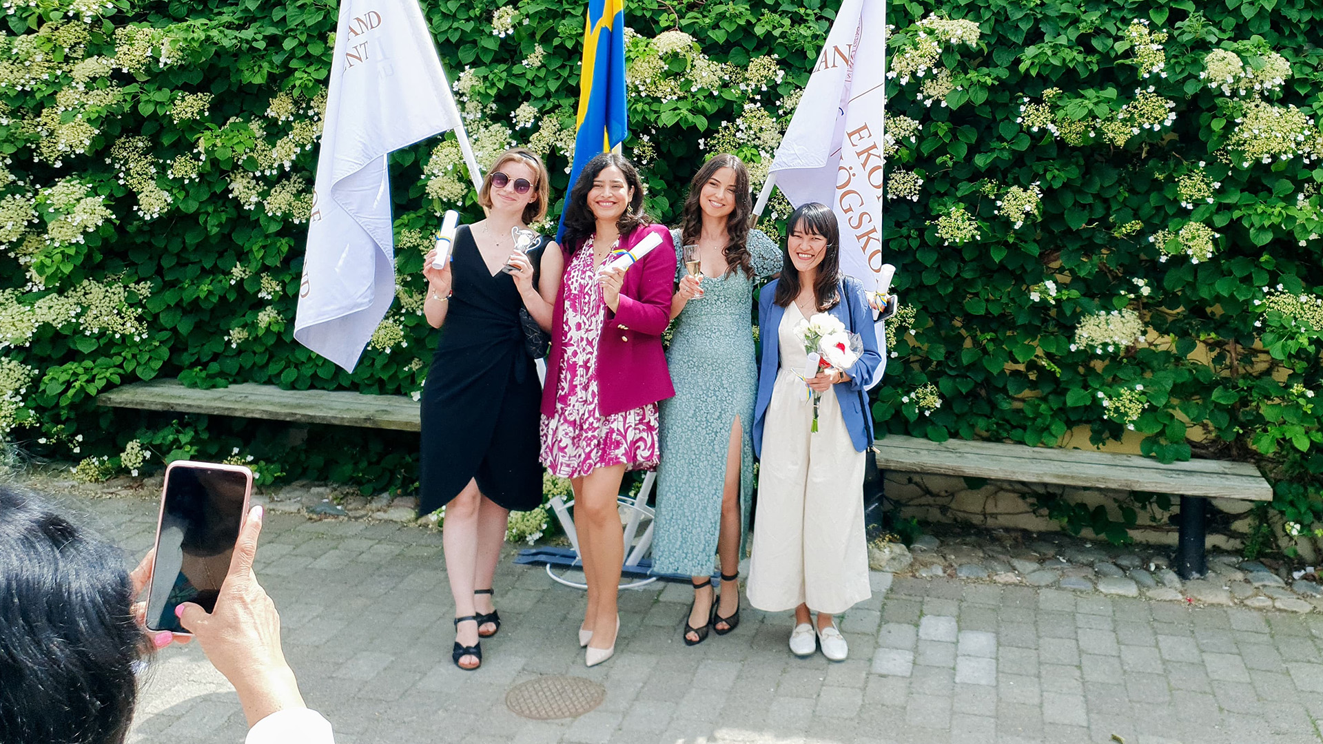 Jilke en haar vriendinnen bij de diploma-uitreiking