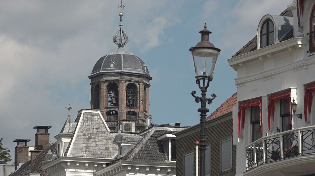 De historische Lebuïnustoren nog net zichtbaar achter het oude Deventer stadsfront