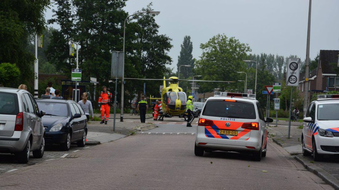 Een medisch team werd ingevlogen met een traumahelikopter.