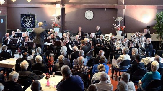 40 jaar seniorenorkest: 'Af en toe ontbreekt er iemand vanwege een nieuwe heup of staaroperatie'