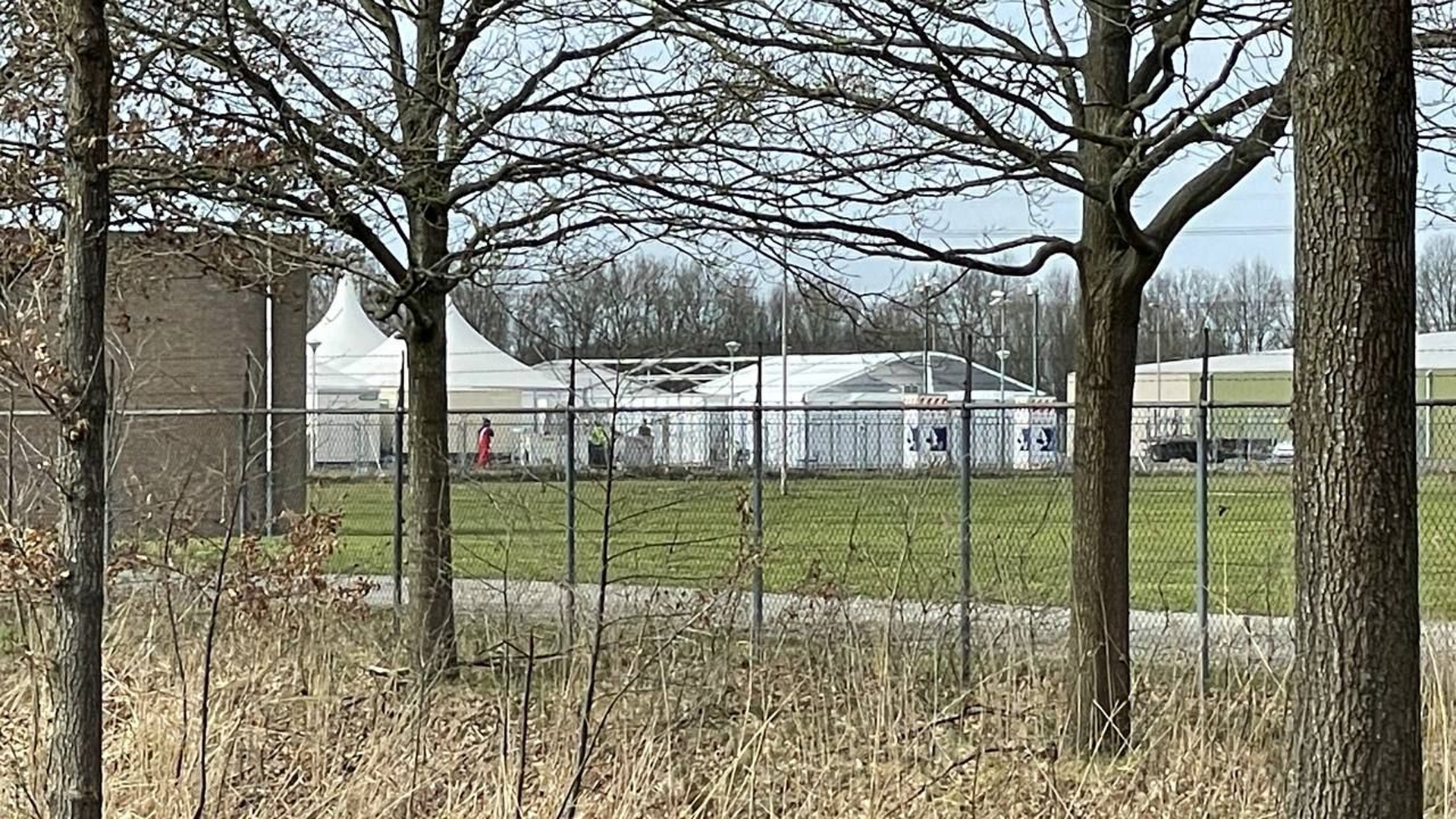 De bouw van de extra paviljoentent