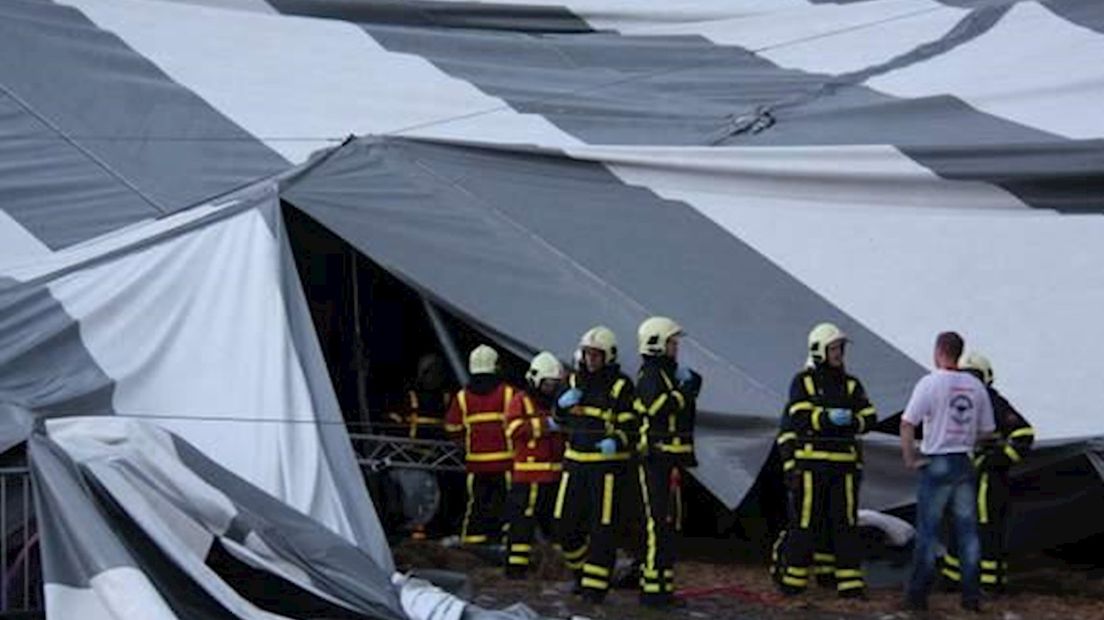 Hulpdiensten bij ingestorte tent