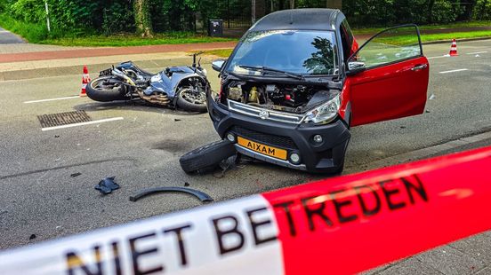 Zwaar ongeluk in Enschede, motorrijder gelanceerd. Zwaar ongeluk in Enschede, motorrijder gelanceerd.