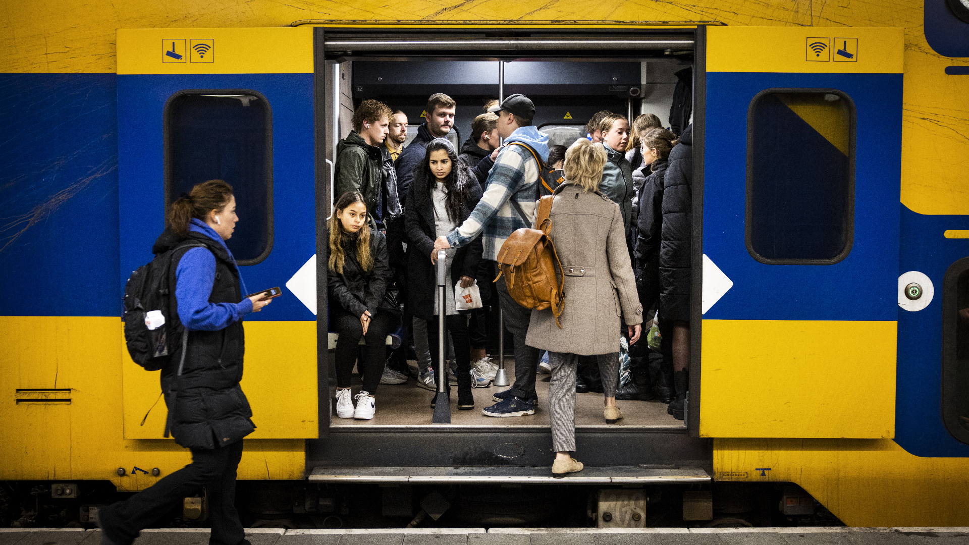 Yolcular yoğun olmayan saatlerde bile trenlerin dolu olmasından şikayetçi