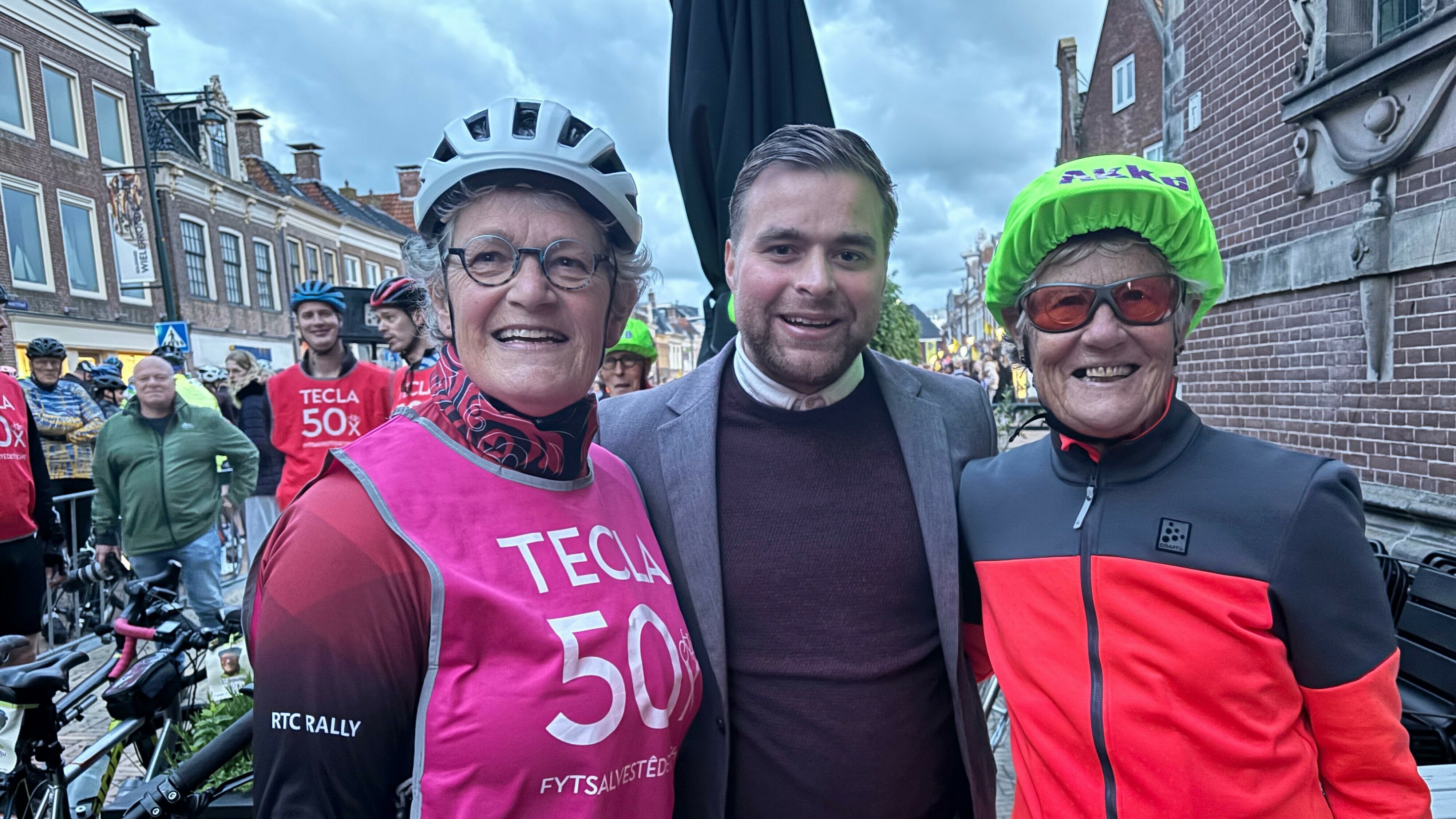 Akke Terbraak (rjochts) mocht foar de 50e kear it startskot dwaan, hjir op de foto mei deputearre Abel Kooistra