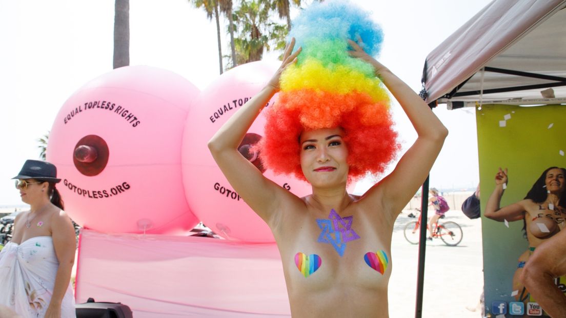 Een feministe op Go Topless Day in Amerika