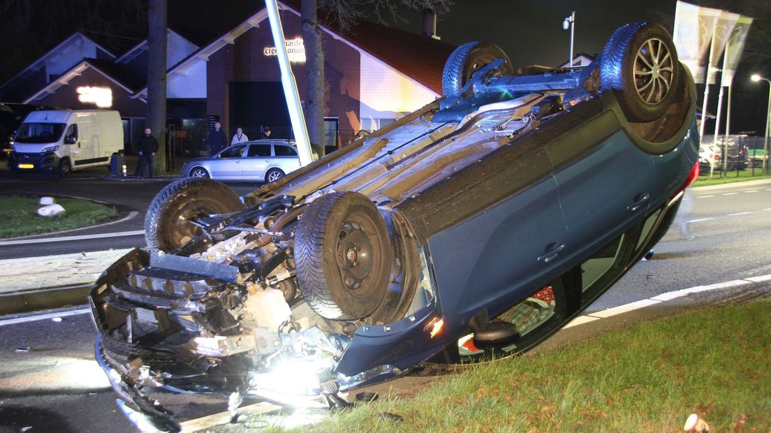 In Bentelo belandde een auto op zijn dak na een eenzijdig ongeluk