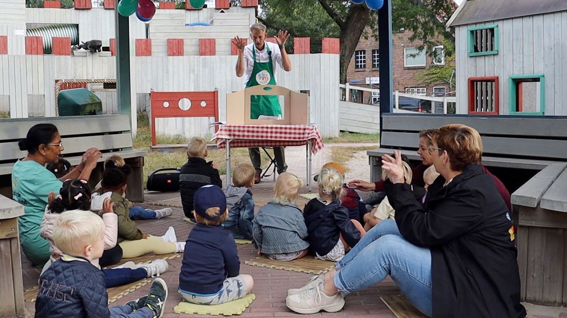 De kinderen luisteren naar een verhaaltje van De Boekfiets