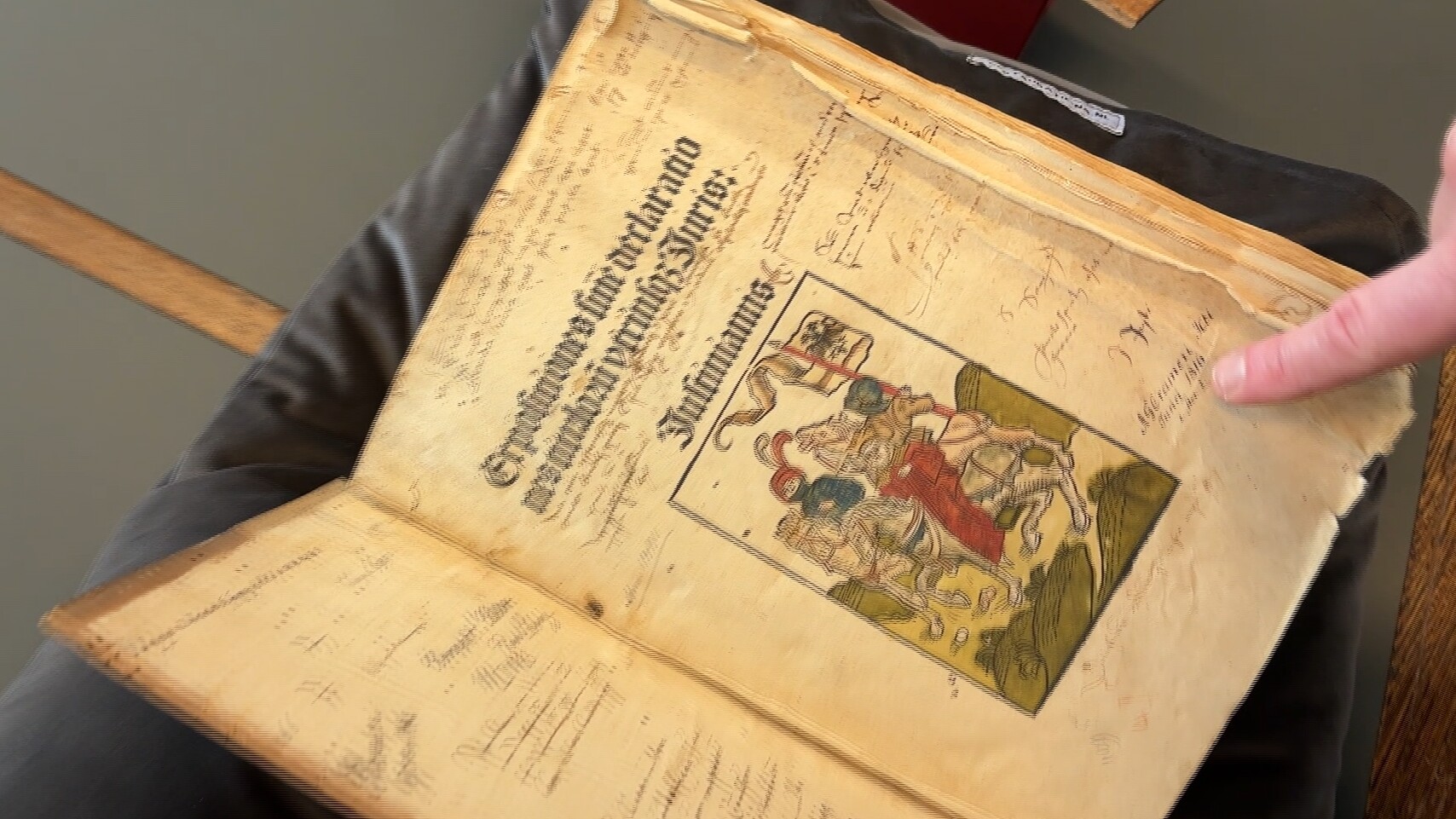 Bysûnder boek by oerdracht âlde Fryske rjochtsargiven oan Tresoar: "Tige weardefol"