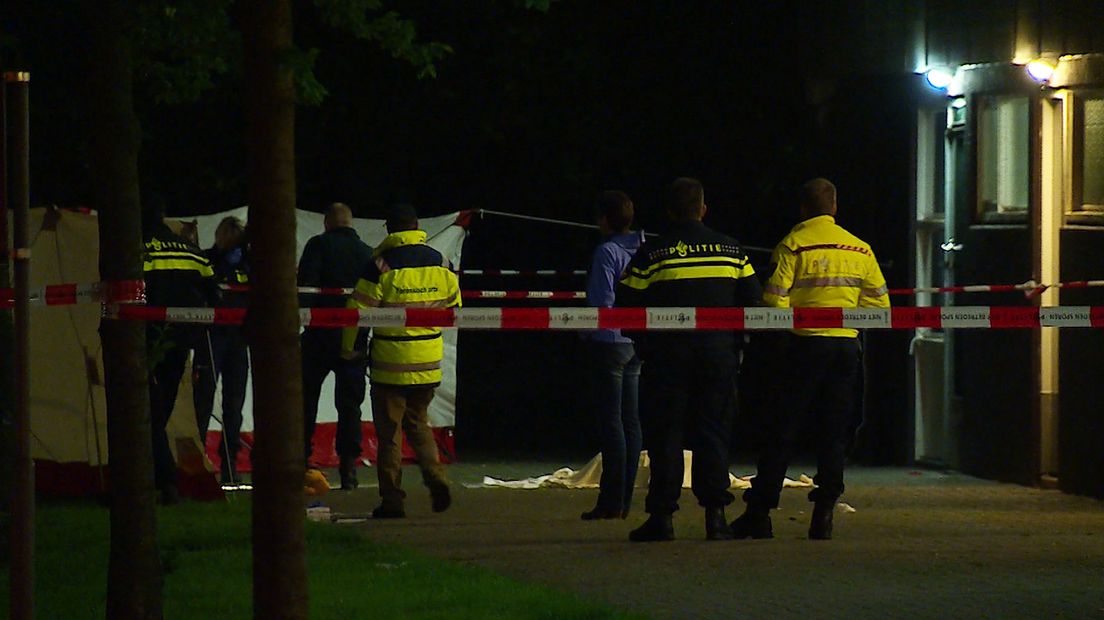 Het politieonderzoek bij de flat in Hoogeveen