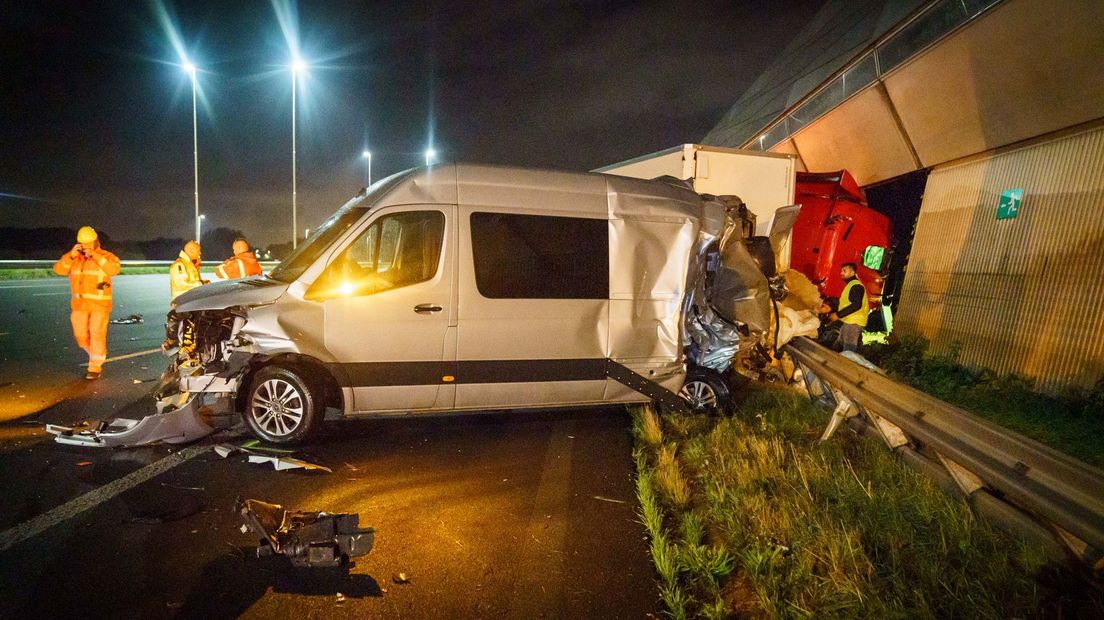 Ook de bestelbus kwam zwaar gehavend uit het ongeluk.