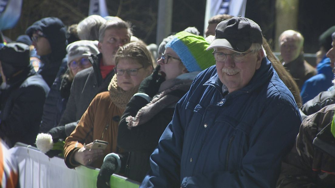 Toeschouwers genieten van schaatsspektakel in Haaksbergen