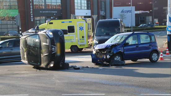 Auto kantelt bij botsing met andere auto. Auto kantelt bij botsing met andere auto.