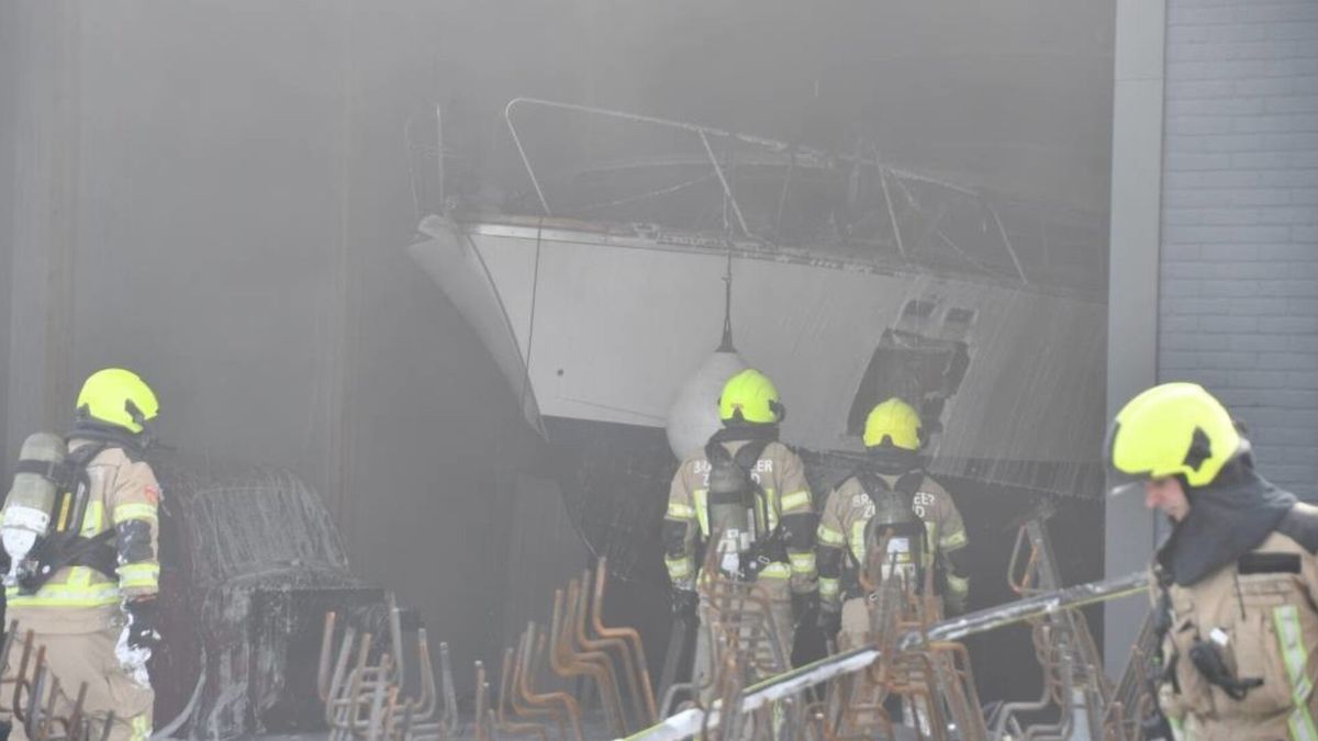 Boot uitgebrand in loods Industrieweg Bruinisse