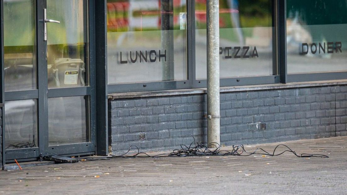 Er ligt een pakketje bij de deur van de lunchroom.