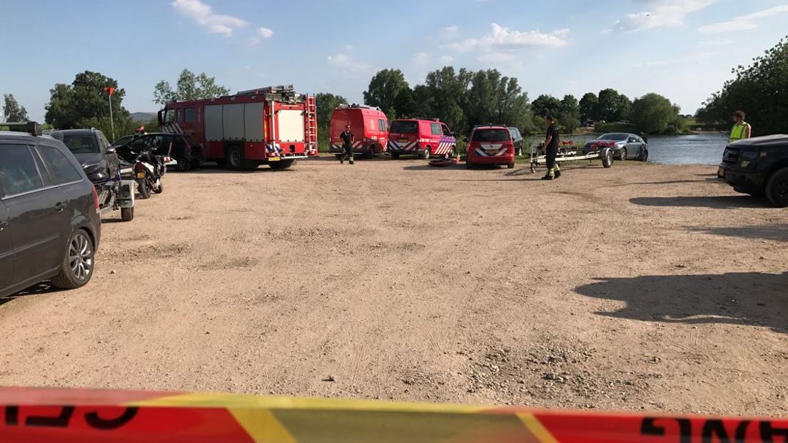 De jongen van 14 naar wie zaterdagmiddag werd gezocht op de Maas bij Well (gemeente Maasdriel) is overleden. Dat meldt de politie. Volgens getuigen is de jongen overvaren door een jetski. De politie heeft één persoon aangehouden.