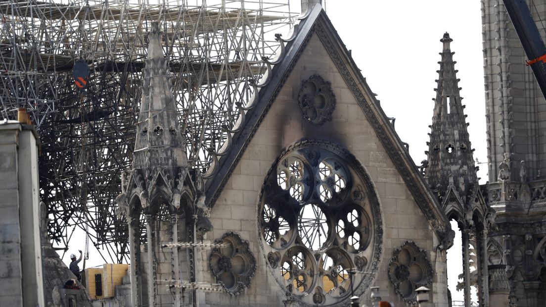 De beschadigde Notre-Dame.
