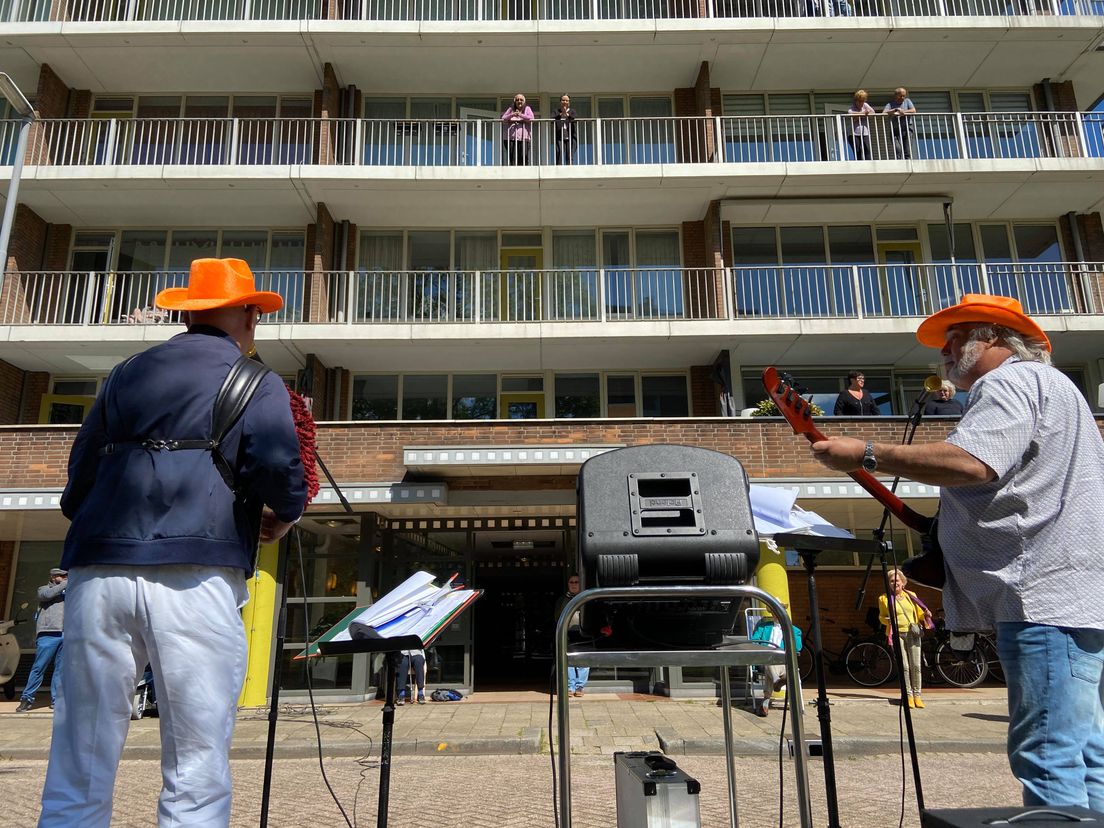 Muzikanten en flatbewoners missen elkaar: optreden op de stoep