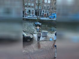 Student springt in ijskoude gracht om vrouw uit auto te redden: 'Ze sloeg in paniek tegen het raam'