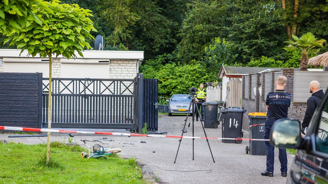 De politie doet onderzoek na een explosie bij het chaletpark in Tienhoven