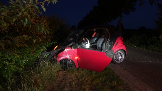 Auto total loss door botsing bij Zuidwolde, bestuurder naar ziekenhuis. Auto total loss door botsing bij Zuidwolde, bestuurder naar ziekenhuis.