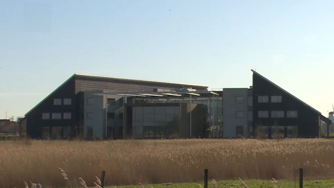 In het gemeentehuis van Tholen is een plaquette onthuld met daarop artikel 1