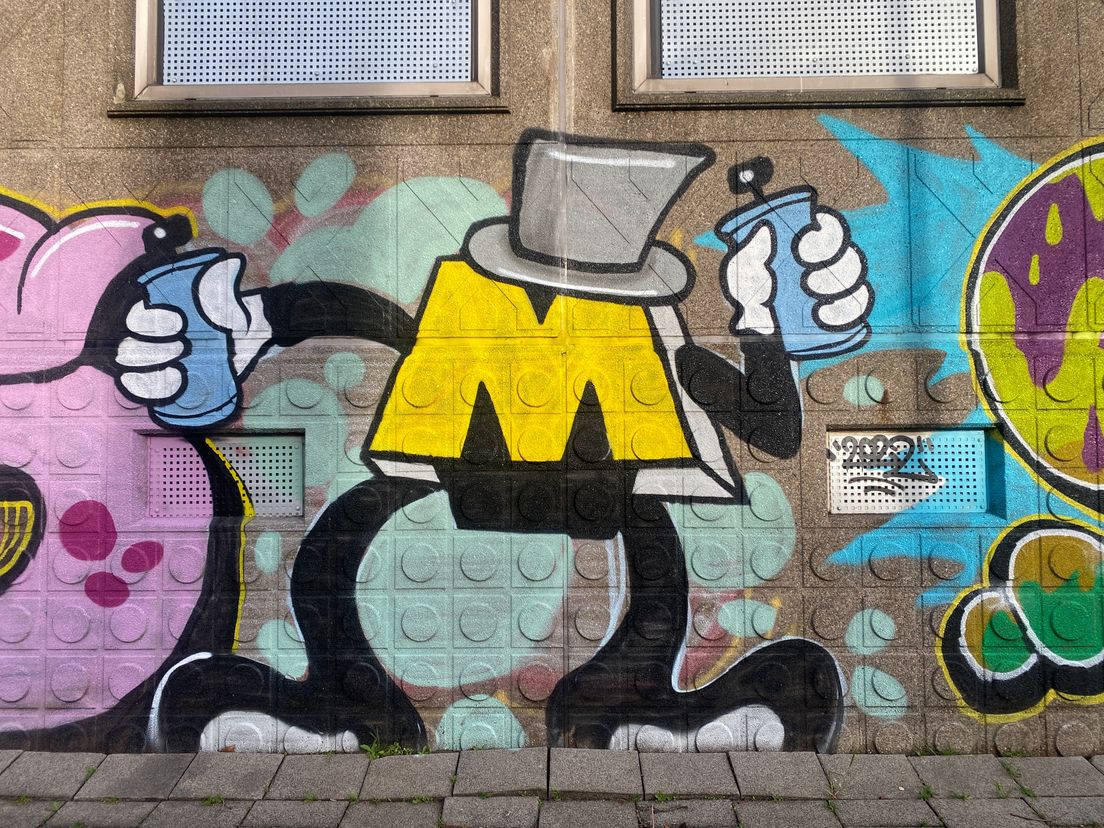 Graffiti op de gevels van flats in Rotterdam-Overschie