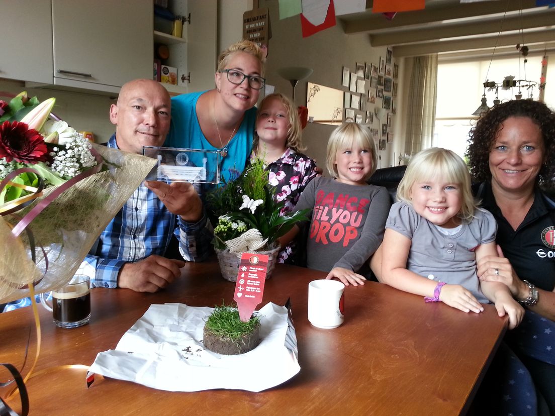 Familie en Gijs van Delft met Glazen Kuip en stuk grasmat