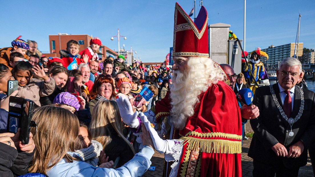 Sinterklaas begroet de kinderen