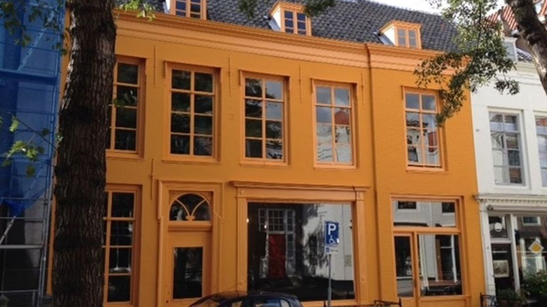 Oranje geverfde woning in Middelburg, de kunst van William Verstraeten