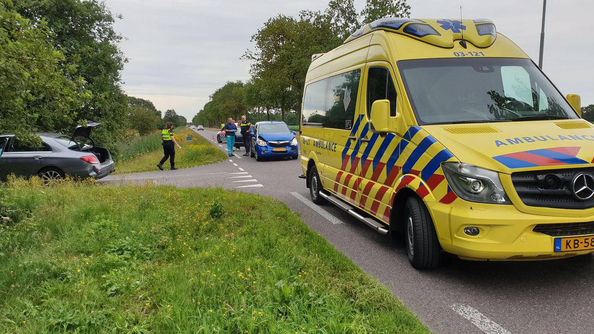 Drie auto's botsen op elkaar bij Bunne