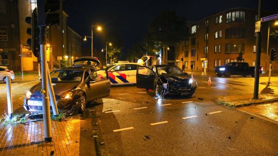 Harde botsing autos • jonge scholier aangereden. Harde botsing autos • jonge scholier aangereden.
