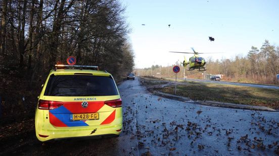 Scooterrijder gewond • traumahelikopter voor aangereden fatbiker. Scooterrijder gewond • traumahelikopter voor aangereden fatbiker.