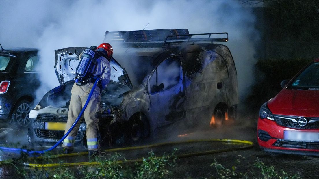 De uitgebrande auto in Lewenborg