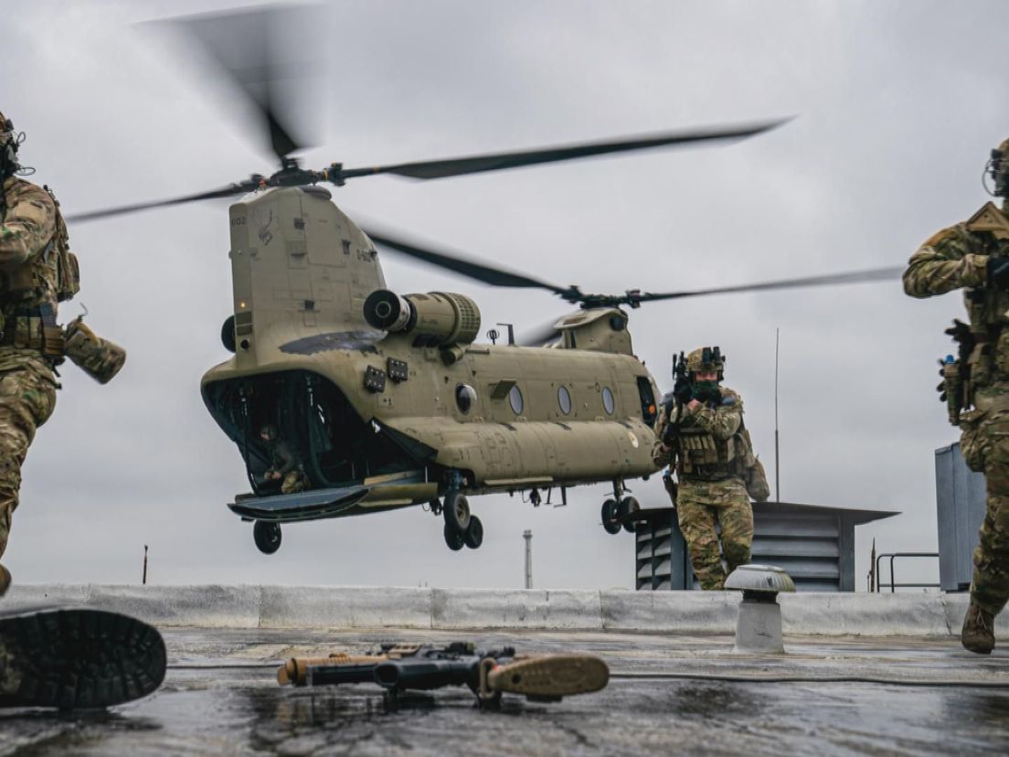 Defensie traint met helikopters boven Rotterdam