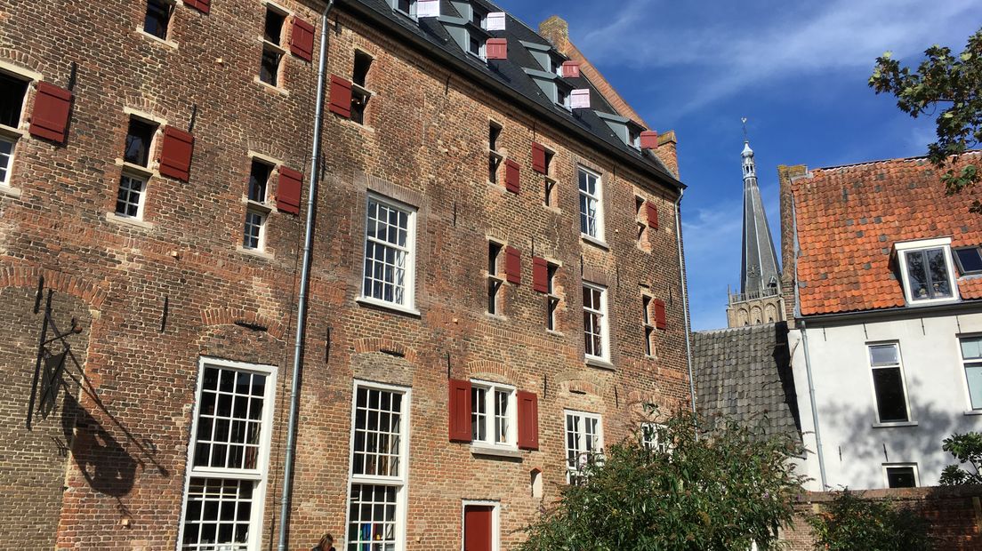 In Deventer en Zwolle zijn ze enorm trots op de Moderne Devotie. Lange tijd is gedacht dat deze middeleeuwse vernieuwingsbeweging in deze steden is begonnen. De Ridders van Gelre tonen vanavond in hun televisieprogramma bij Omroep Gelderland aan dat de Moderne Devotie niet in Overijssel, maar in Gelderland is ontstaan.