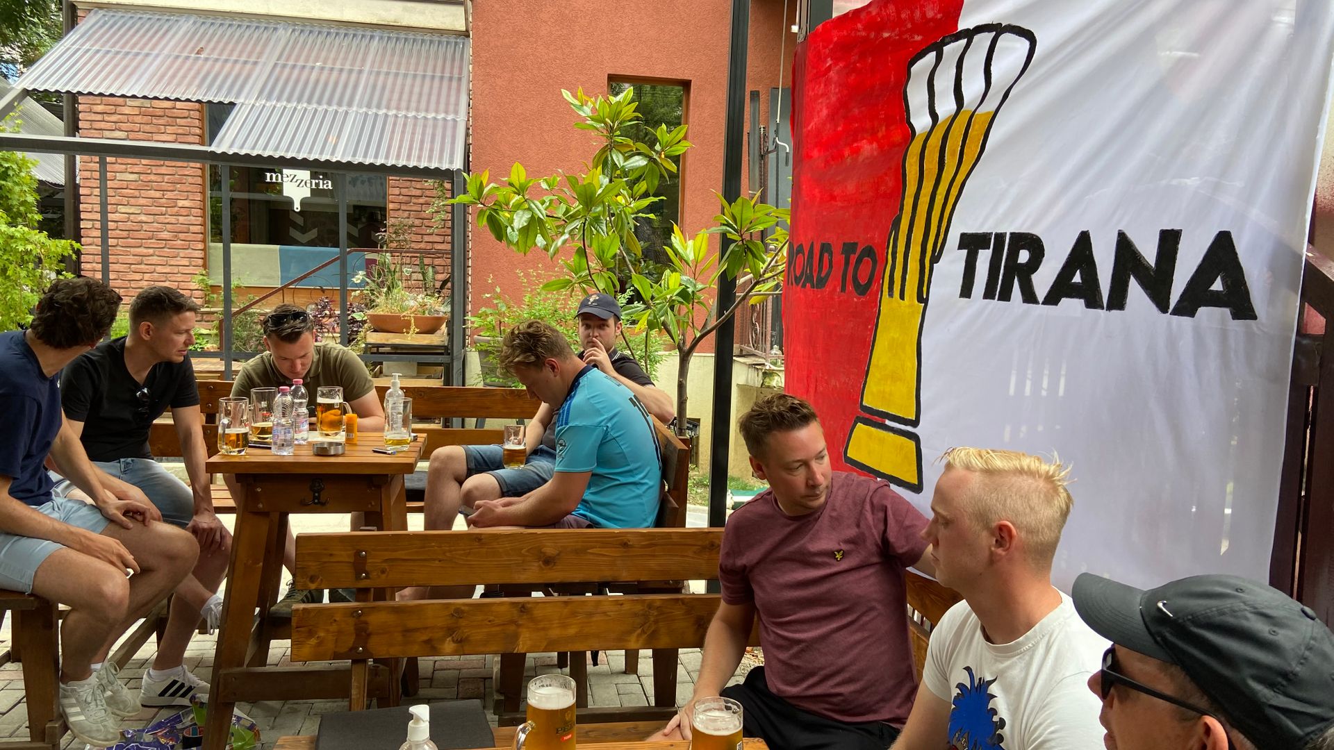 Feyenoorders verzamelen zich in Pristina