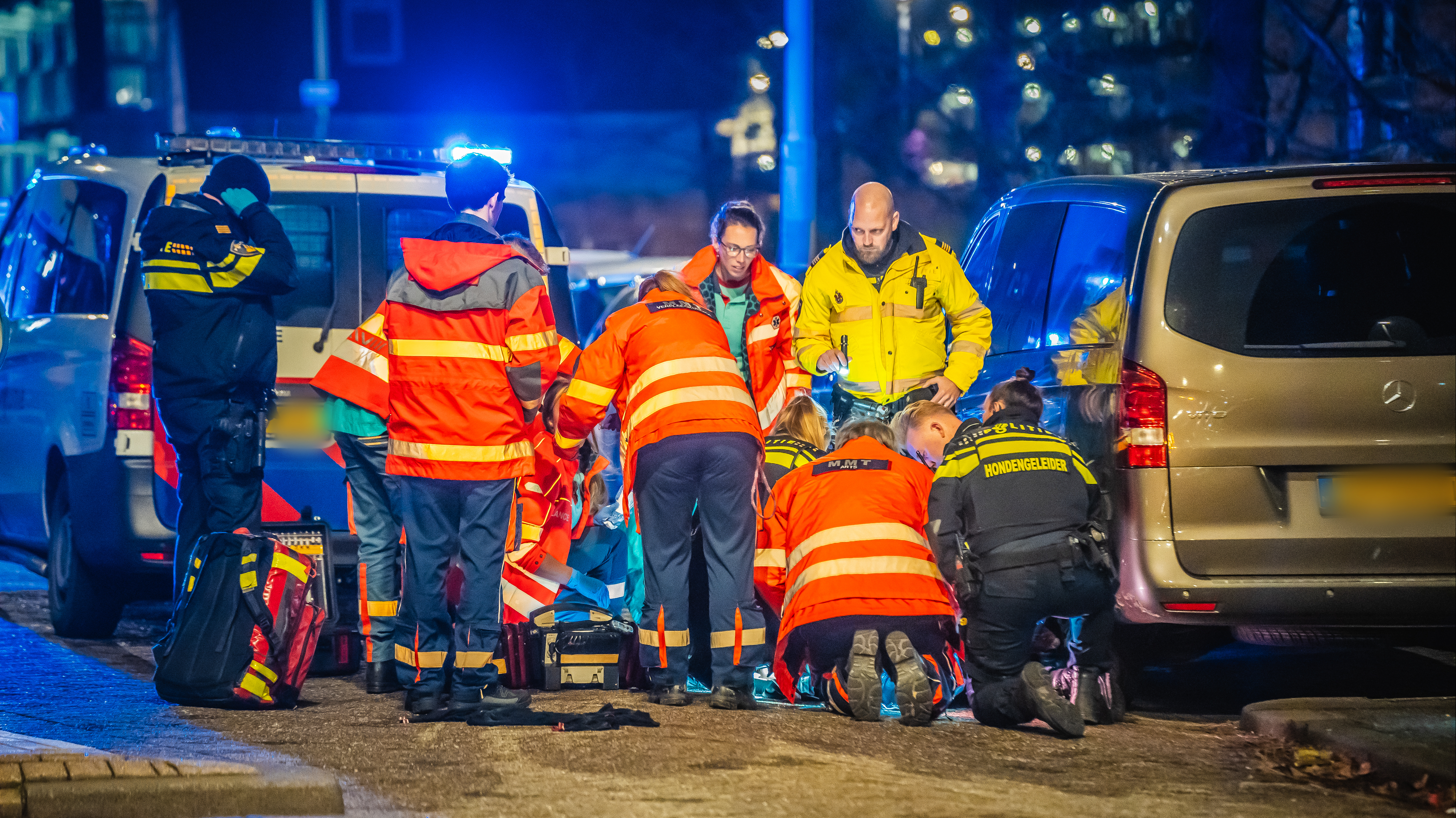 Zwaargewonde Man (26) Valt Ambulancepersoneel Aan Na Steekpartij, 25 ...