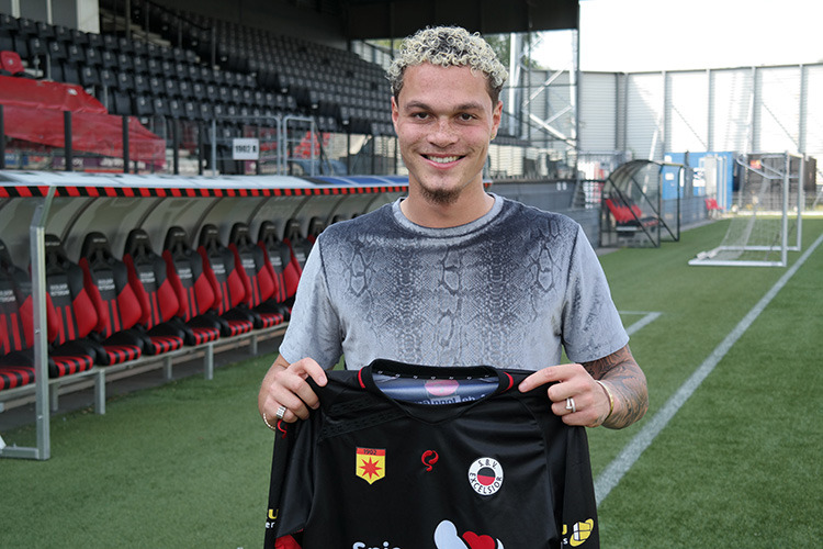 Zwarts toont zijn Excelsior-shirt