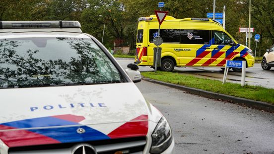 Scooterrijder naar ziekenhuis na aanrijding op Brinkenweg Emmen. Scooterrijder naar ziekenhuis na aanrijding op Brinkenweg Emmen.