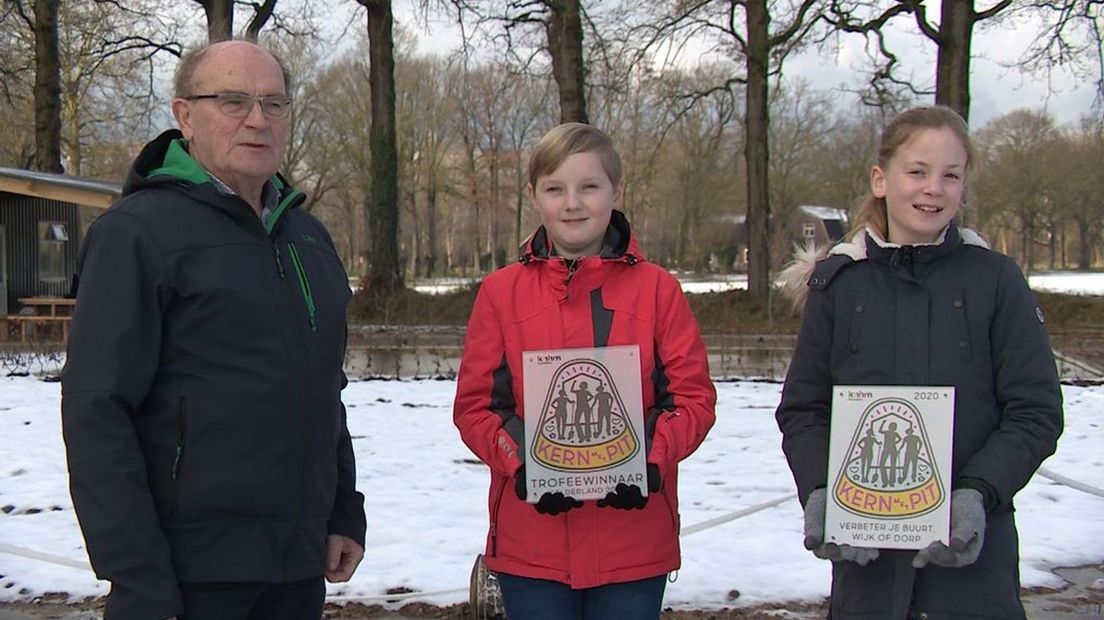 Leden Heurns Belang trots op Kern met Pit-prijs voor Heurnse Veld.