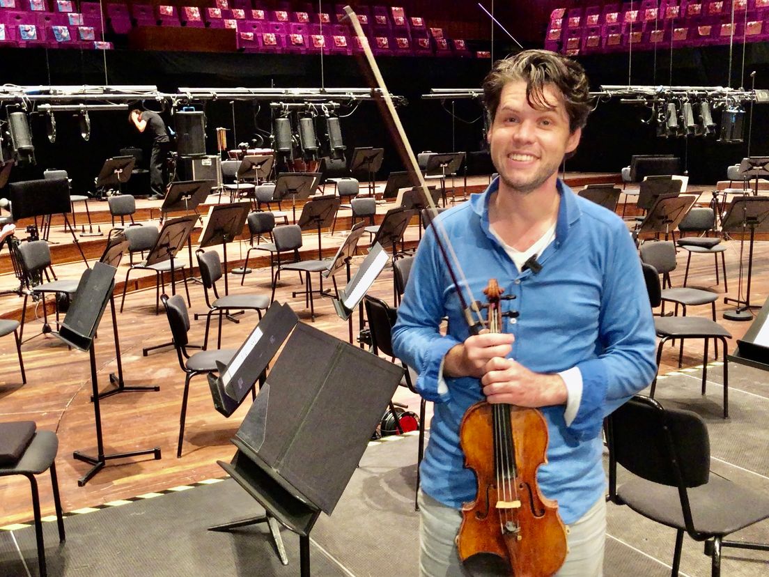 Tweede violist Wim Ruitenbeek van het Rotterdams Philharmonisch Orkest