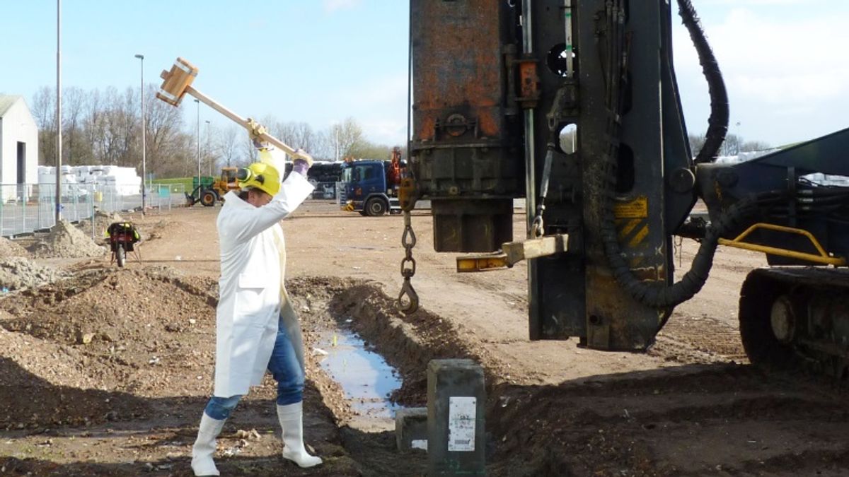 Eerste paal van granulaatfabriek Attero in Wijster in de grond