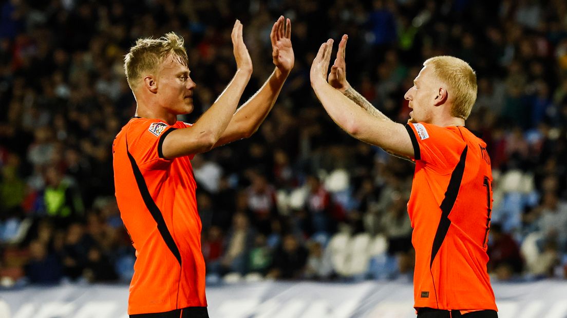Jan Paul van Hecke (links) feliciteert matchwinner Mexx Meerdink