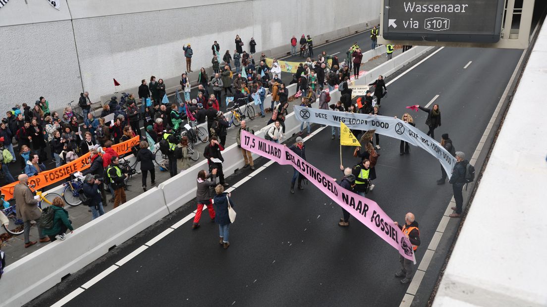 Demonstranten van Extinction Rebellion blokkeren de Utrechtsebaan