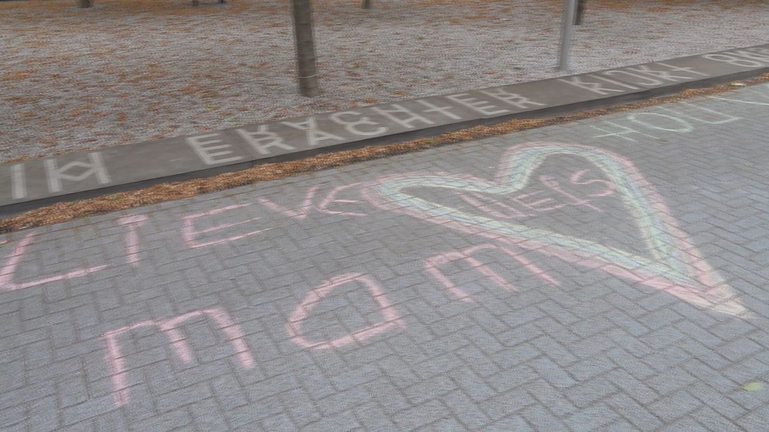 Met stoepkrijt werd de bewoners een hart onder de riem gestoken.