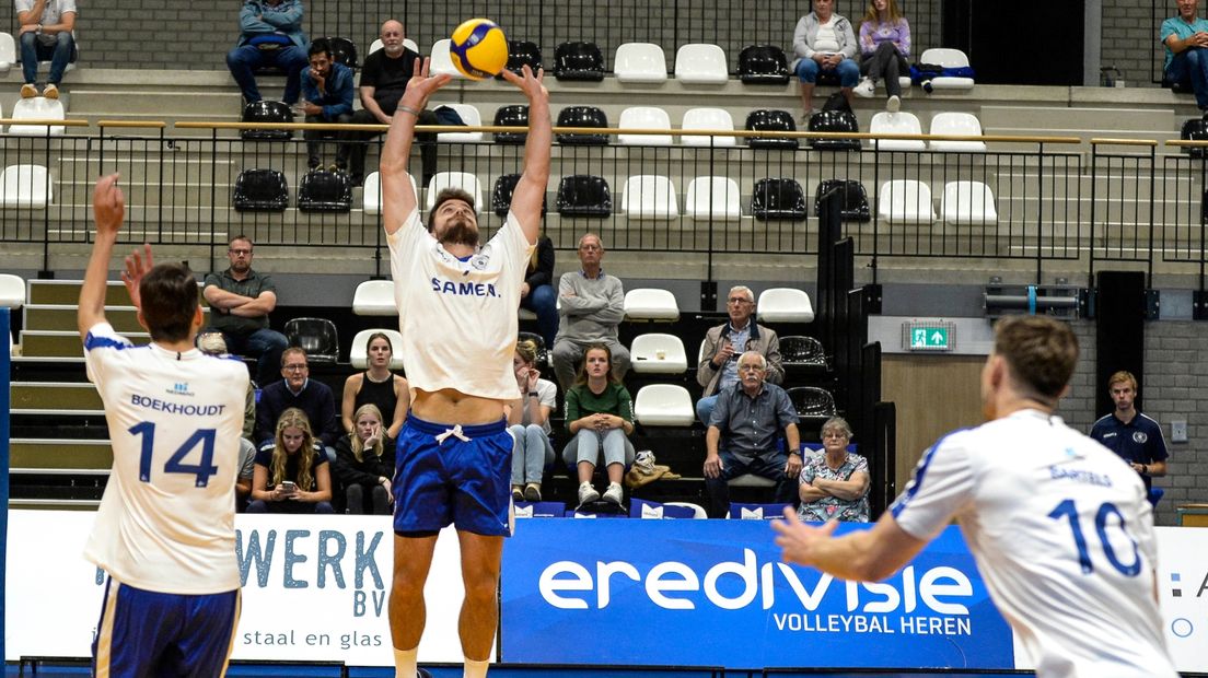 Sam Gortzak geeft een set-up bij zijn rentree voor Lycurgus