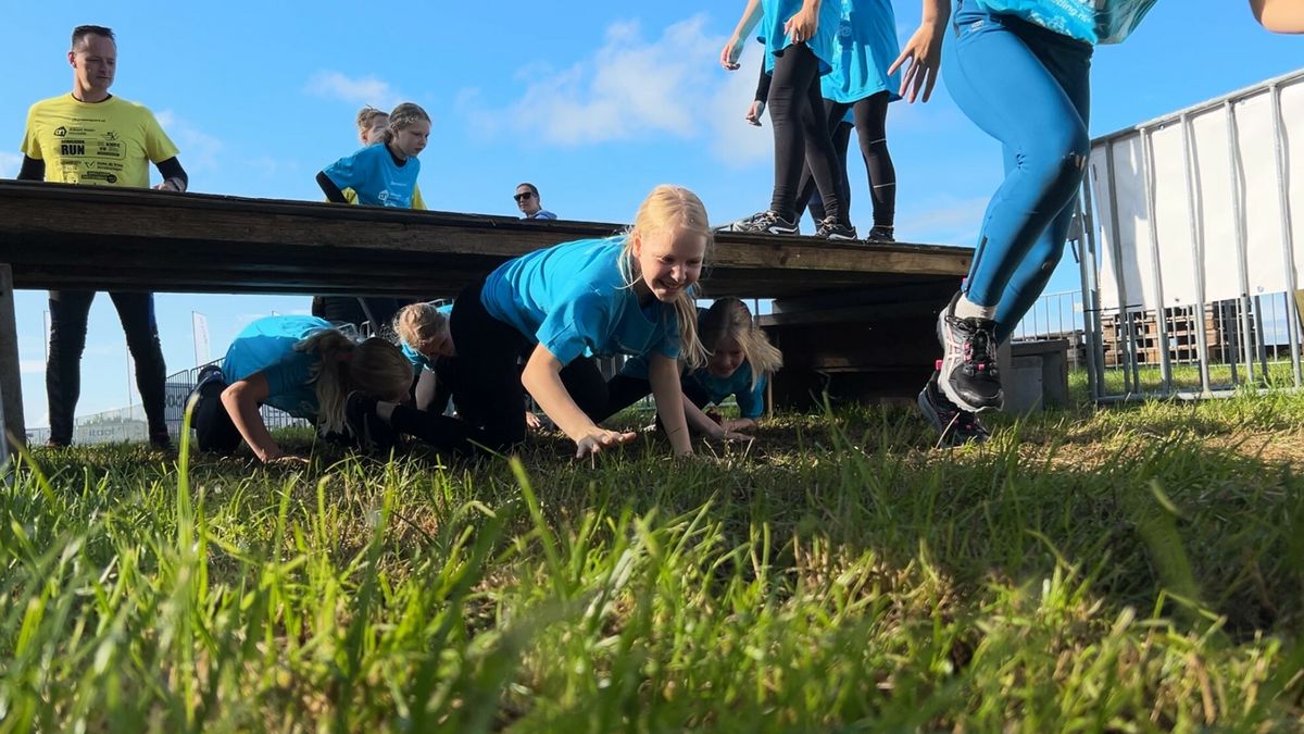 VIDEO: Basisschooleerlingen rennen, klimmen en kruipen bij Survivalrun van De Knipe