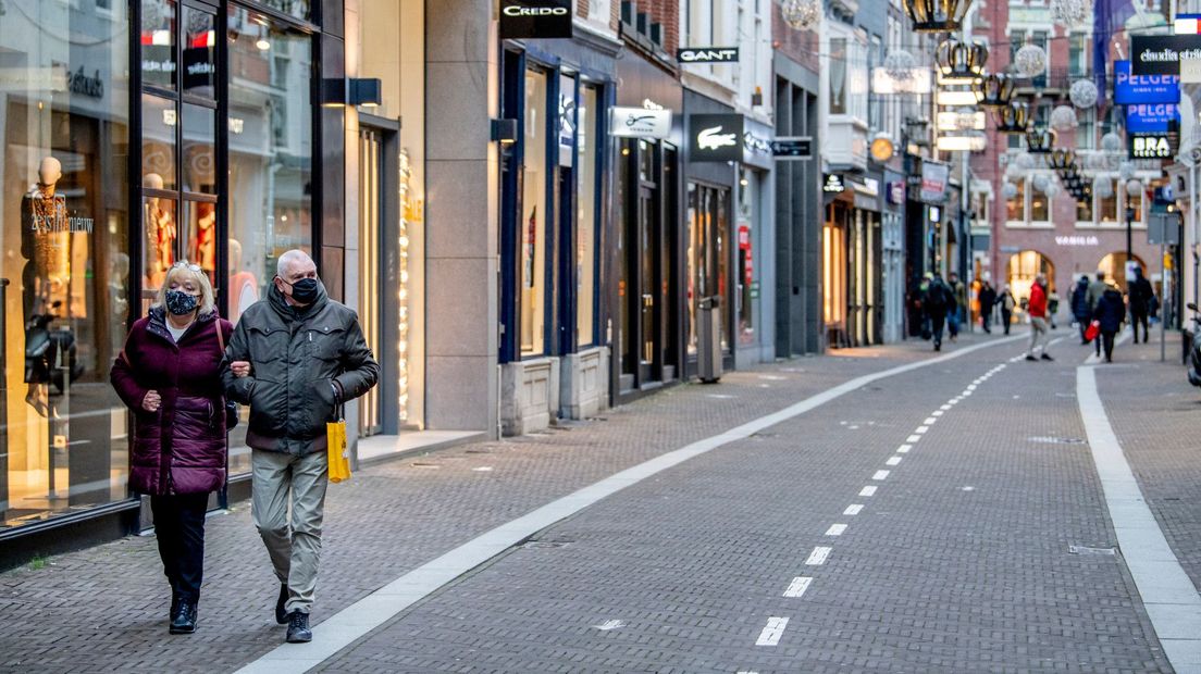 Een verlaten Hoogstraat in het centrum van Den Haag