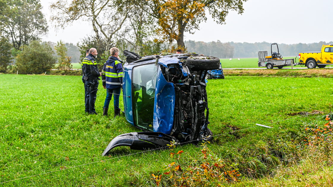 Flinke botsing tussen twee auto's in Opende